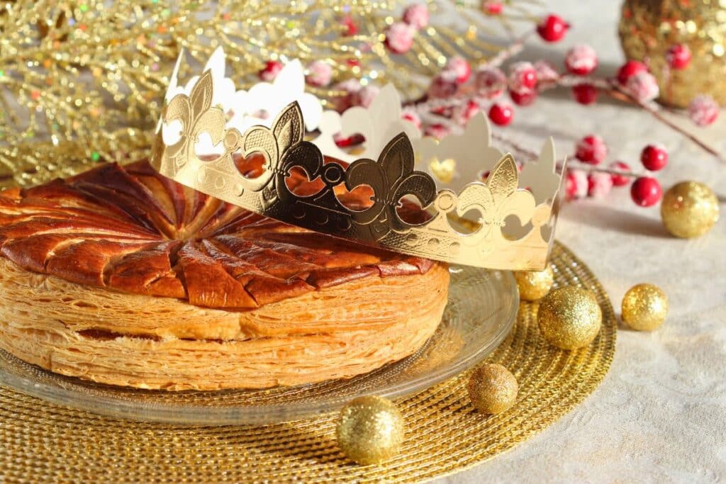 Galette des rois avec couronne dorée.
