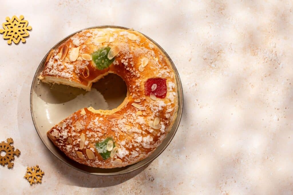 Gâteau des rois sur une table ensoleillée.