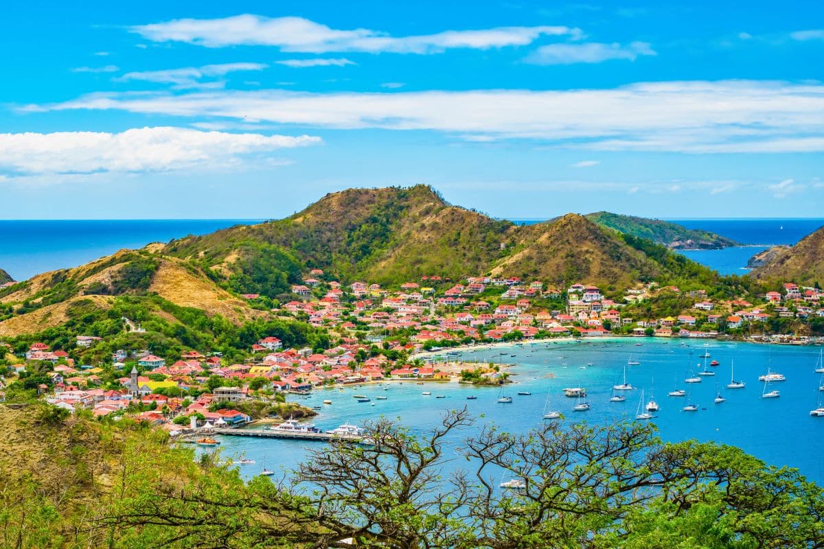 Vue pittoresque des montagnes et de la mer.