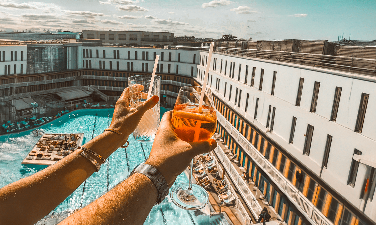 Toasts devant piscine sur terrasse.