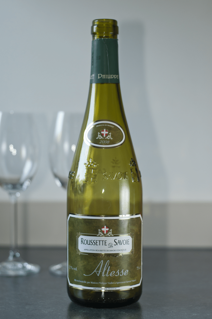 Bouteille de vin Roussette de Savoie Altesse sur table.