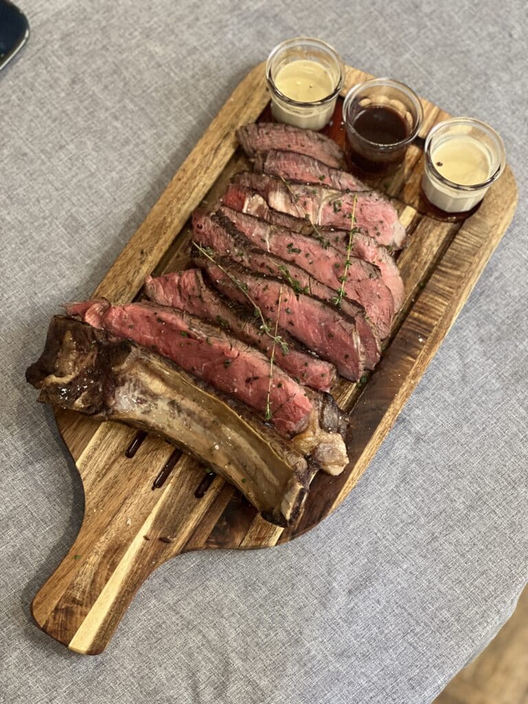 Côte de bœuf tranchée avec sauces sur planche.
 La Côte de Bœuf