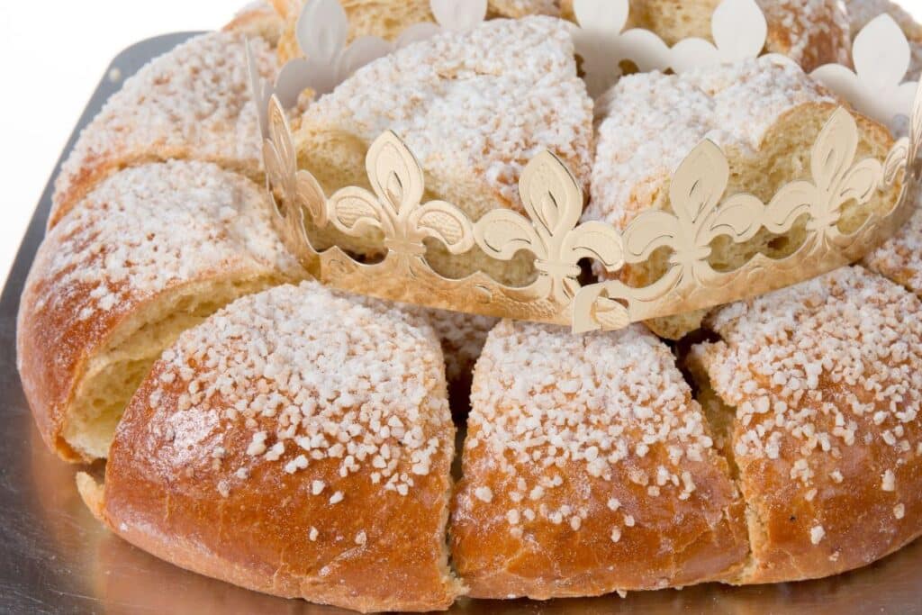 Galette des rois avec une couronne dorée
