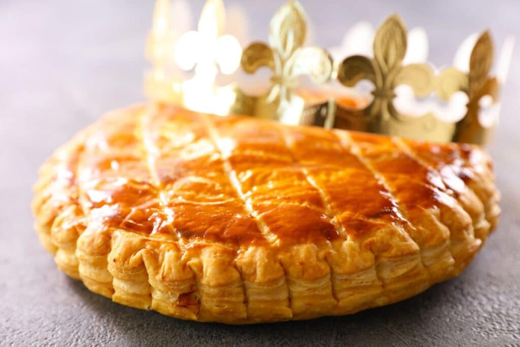 Galette des rois avec couronne dorée.