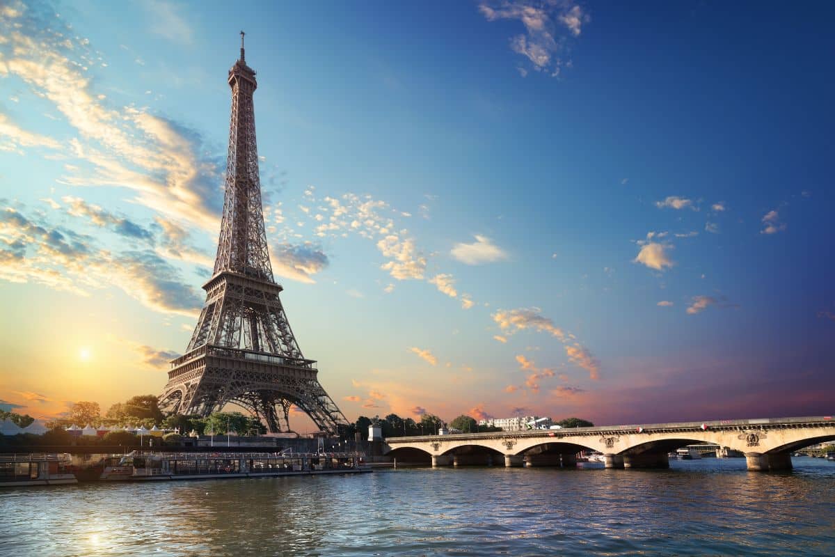 Tour Eiffel au coucher du soleil, Paris.