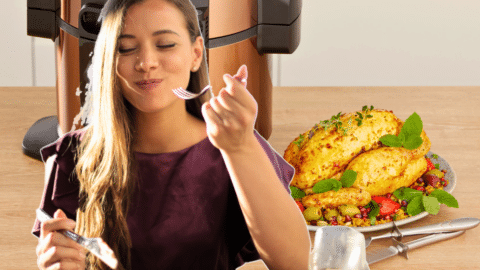 Femme dégustant un plat devant un cuiseur à riz.
