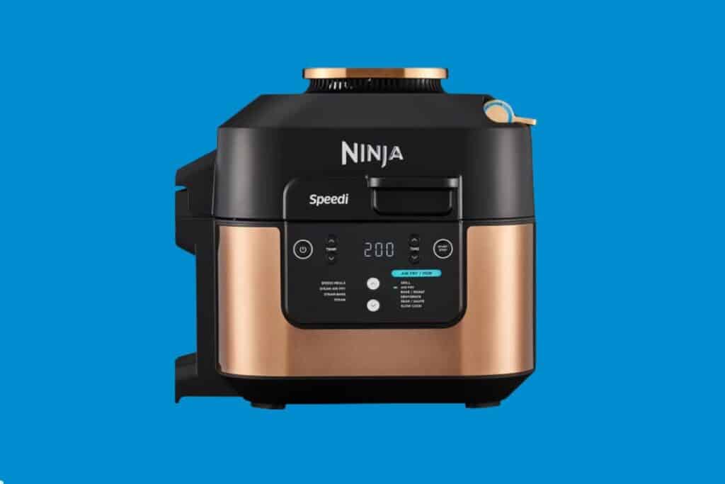 Cuiseur multifonction Ninja Speedi sur fond bleu.