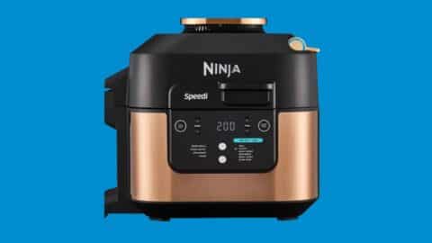 Cuiseur multifonction Ninja Speedi sur fond bleu.