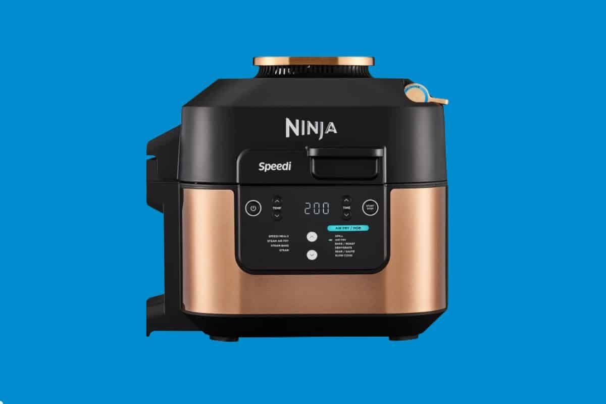 Cuiseur multifonction Ninja Speedi sur fond bleu.