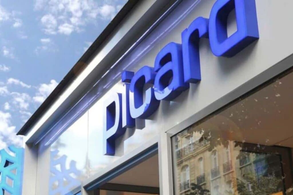 Façade magasin avec logo Picard bleu.