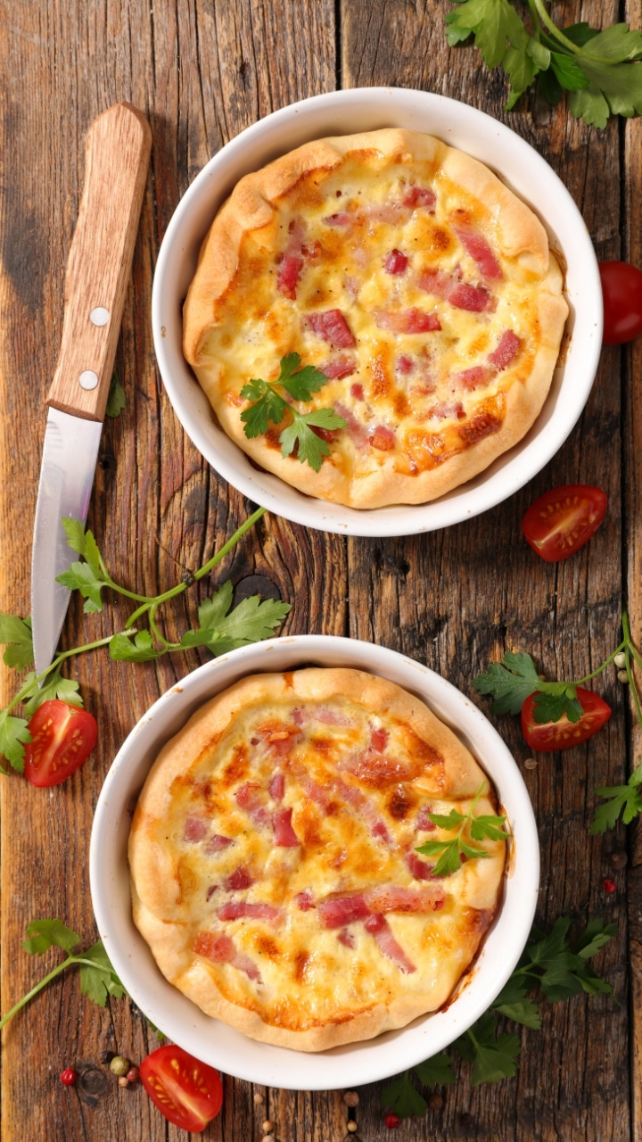 Deux quiches lorraines servies sur une table en bois.