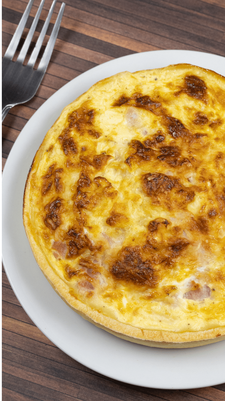 Quiche lorraine sur une assiette blanche, vue de dessus.