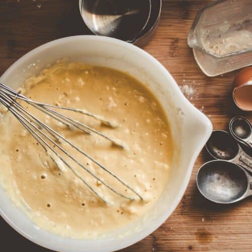 Pâte à gâteau avec ustensiles de cuisine sur table.