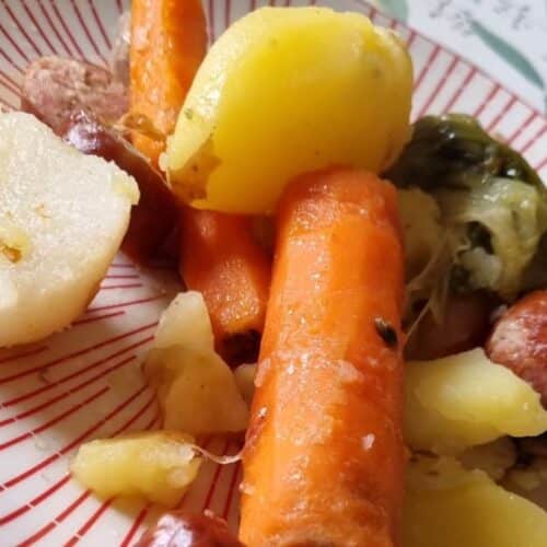 Assiette de légumes cuits avec saucisse.