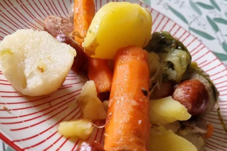 Assiette de légumes cuits avec saucisse.