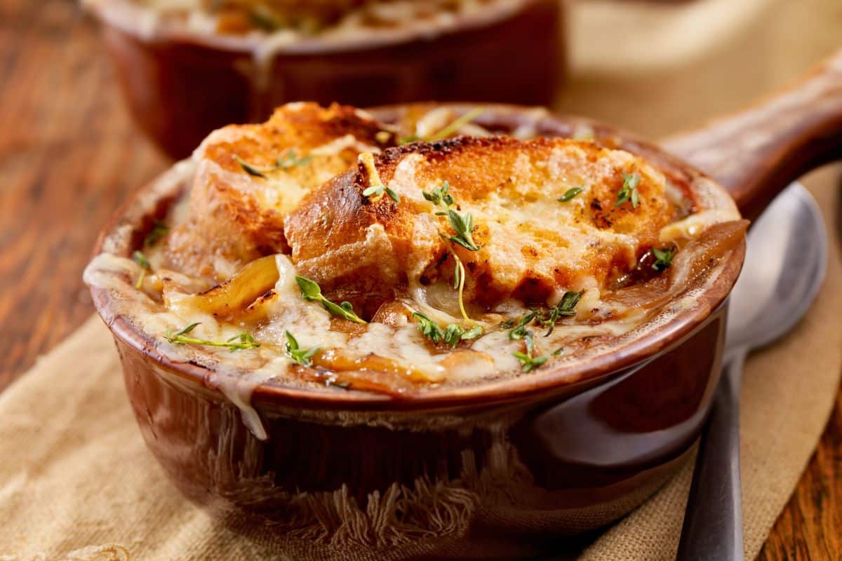 Soupe à l'oignon gratinée avec croûtons et fromage.