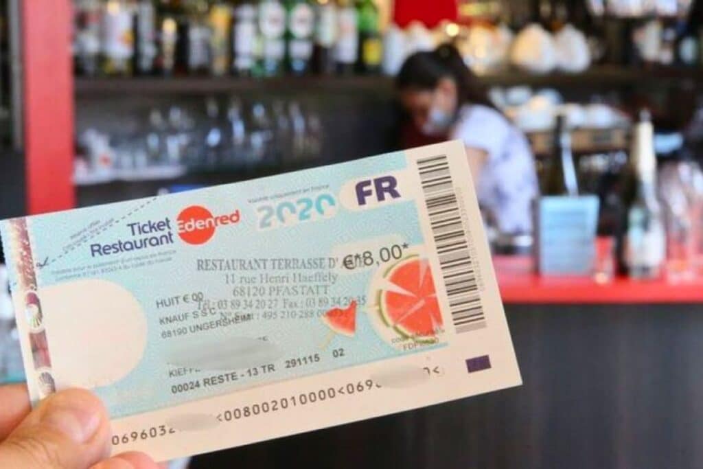 Ticket restaurant devant un bar.