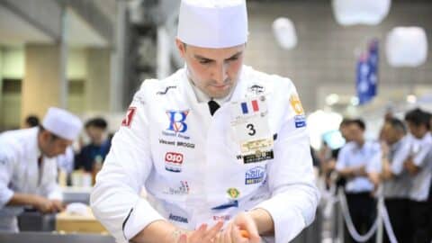Chef préparant un plat en compétition culinaire.