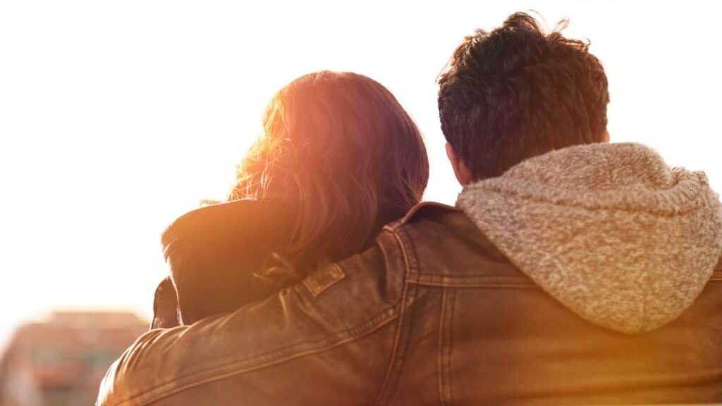 Couple admirant le coucher de soleil ensemble