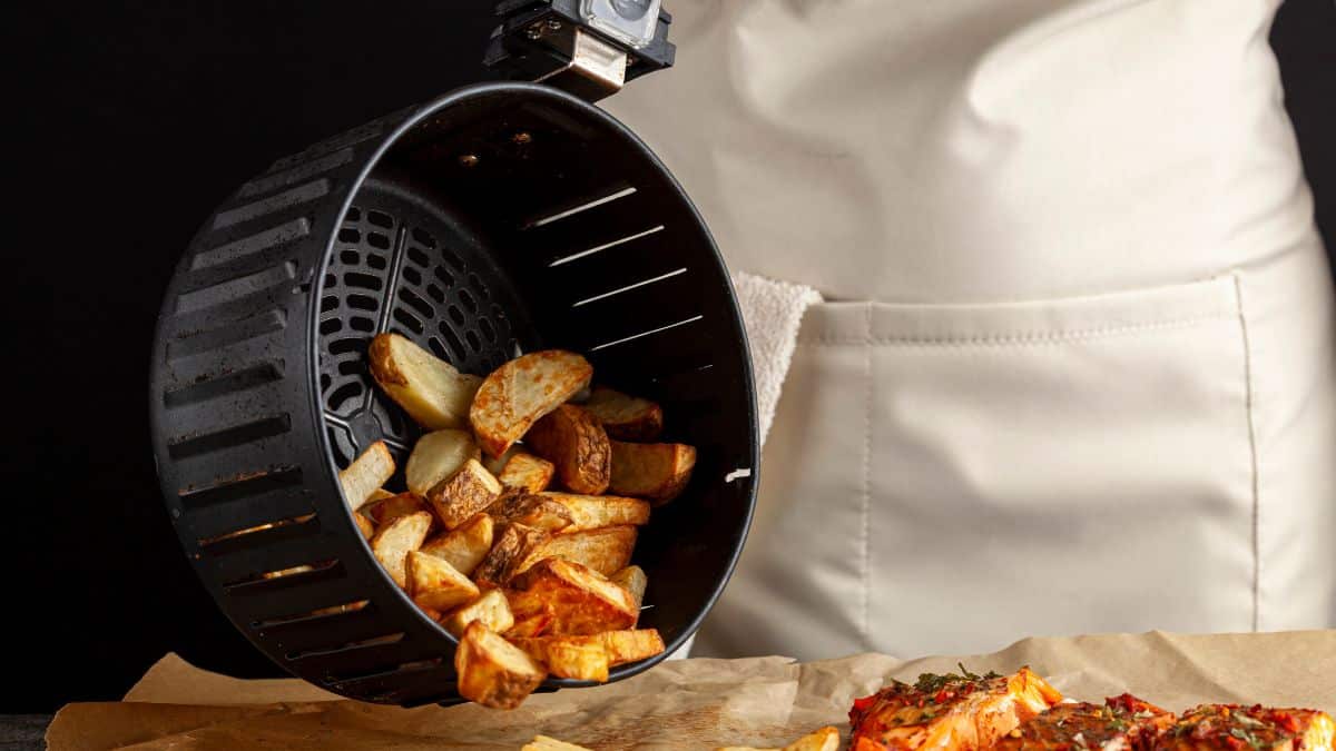 Pommes de terre dans une friteuse à air.