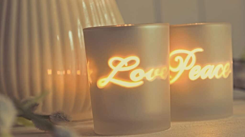 Bougies avec inscriptions Love et Peace allumées.
