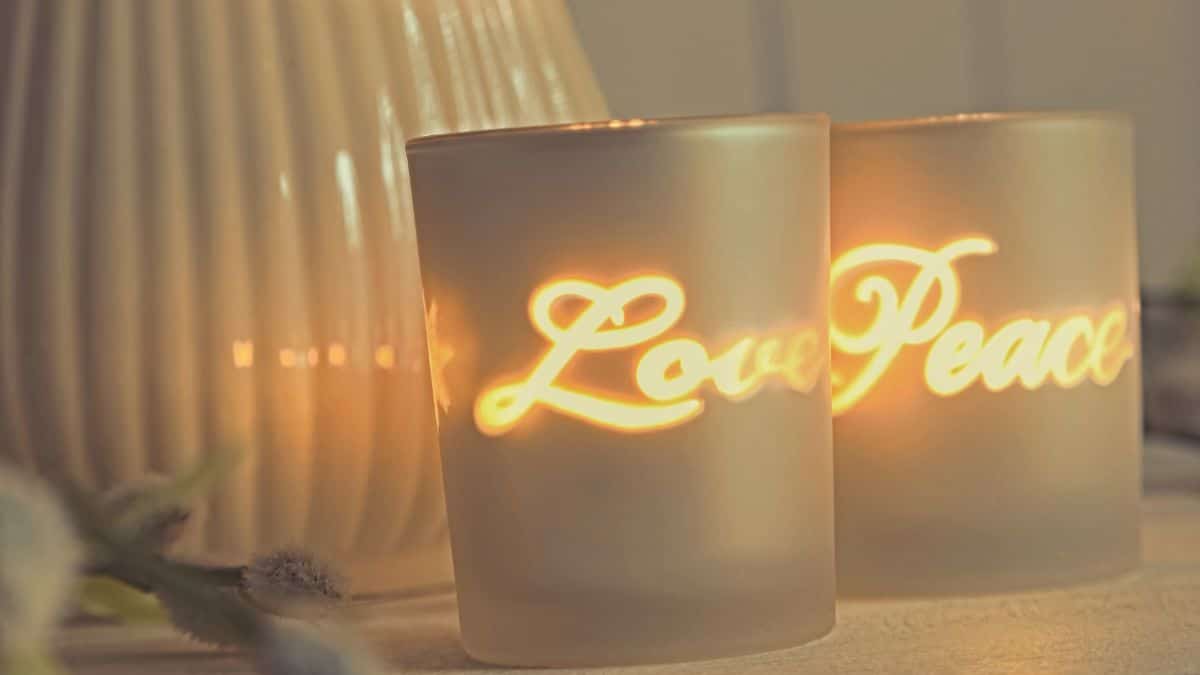 Bougies avec inscriptions Love et Peace allumées.