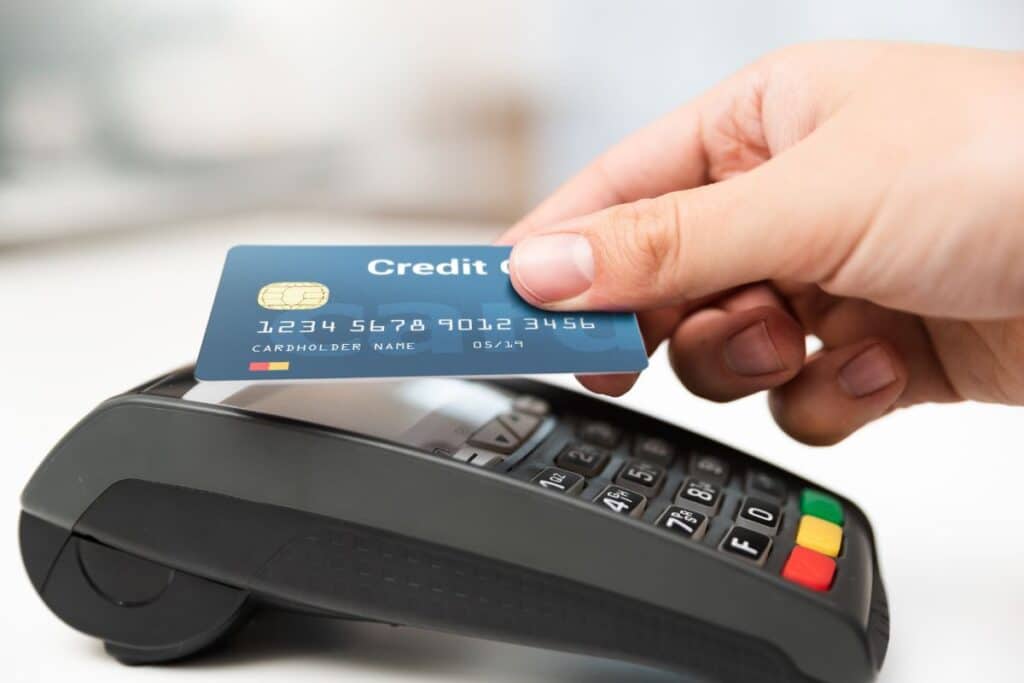 Carte bancaire insérée dans un terminal de paiement.