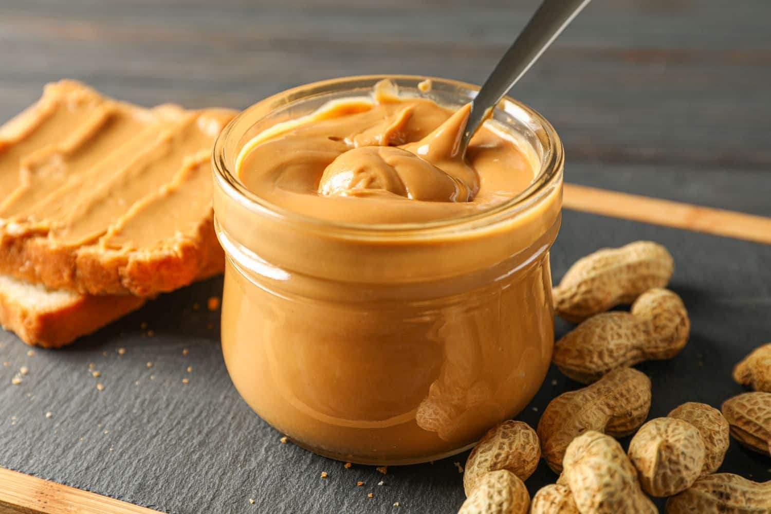Pot de beurre de cacahuète et pain grillé.