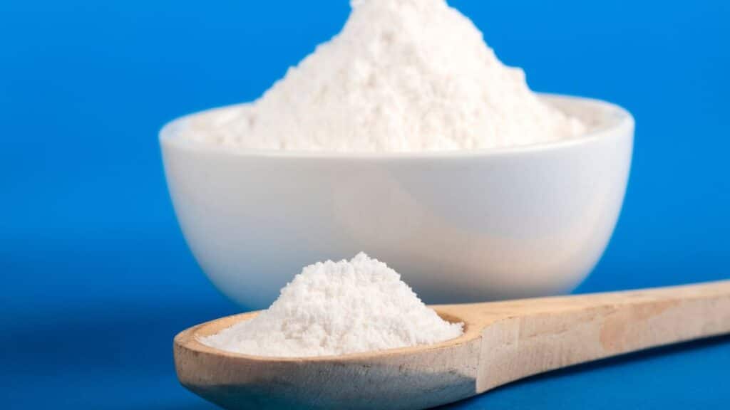 Bol et cuillère de farine blanche