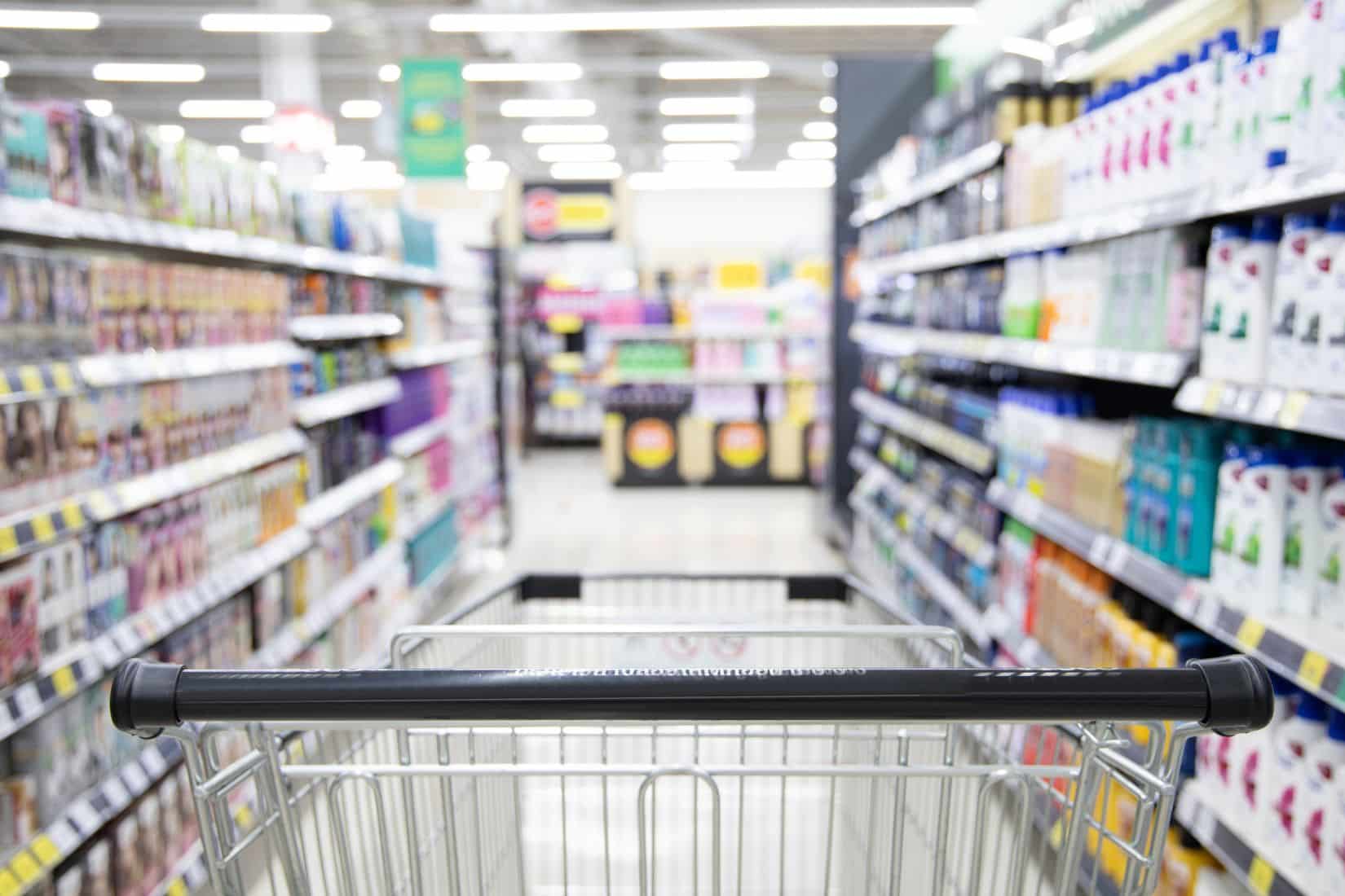 Chariot dans une allée de supermarché