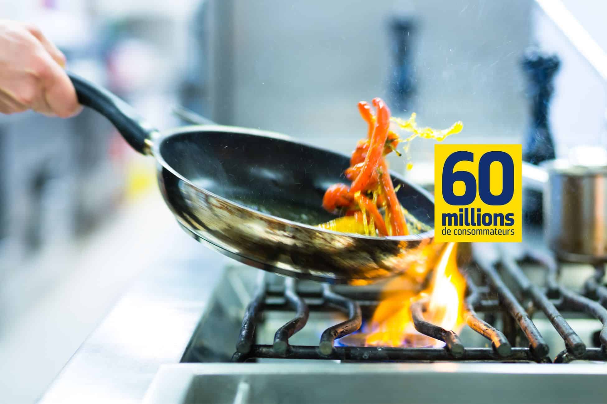 Poêle sur flamme avec légumes sauté.