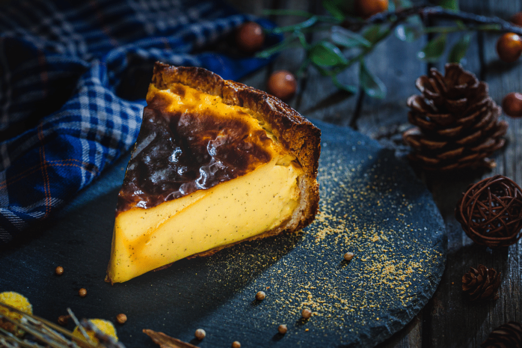 Part de flan pâtissier sur une assiette.