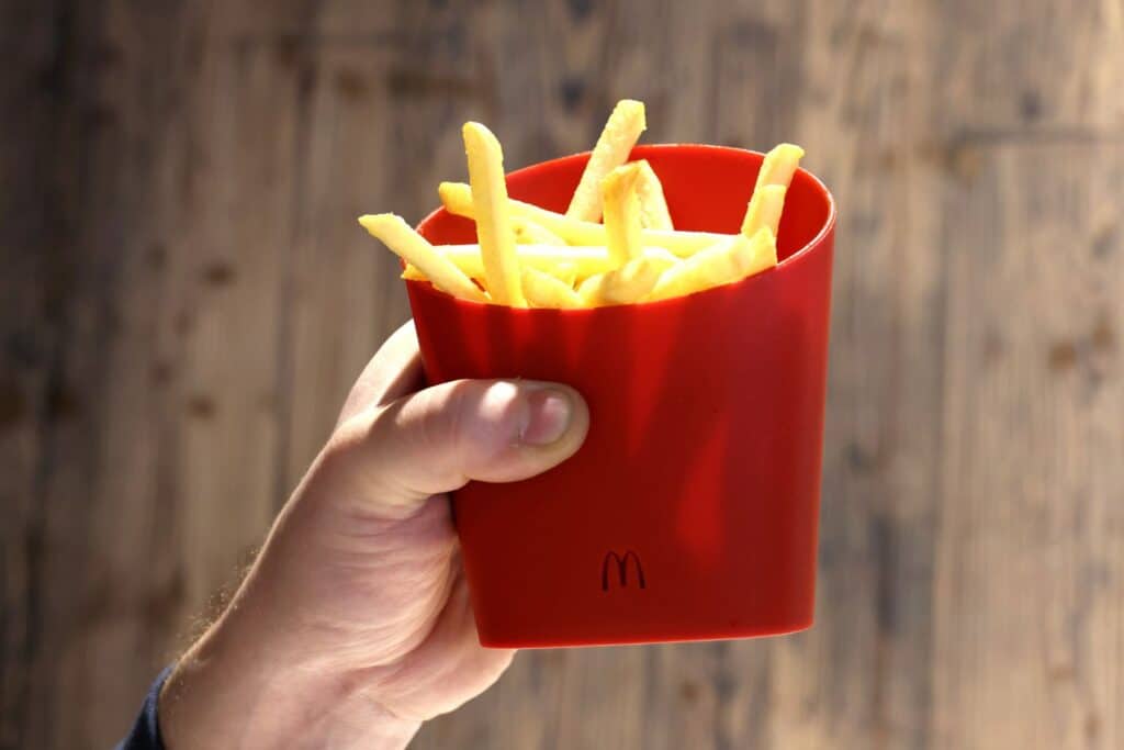 Frites dans un emballage rouge.