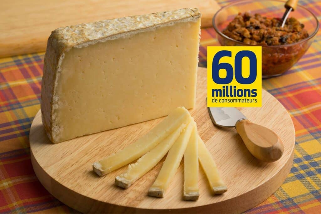 Bloc de fromage avec tranches, label 60 millions.