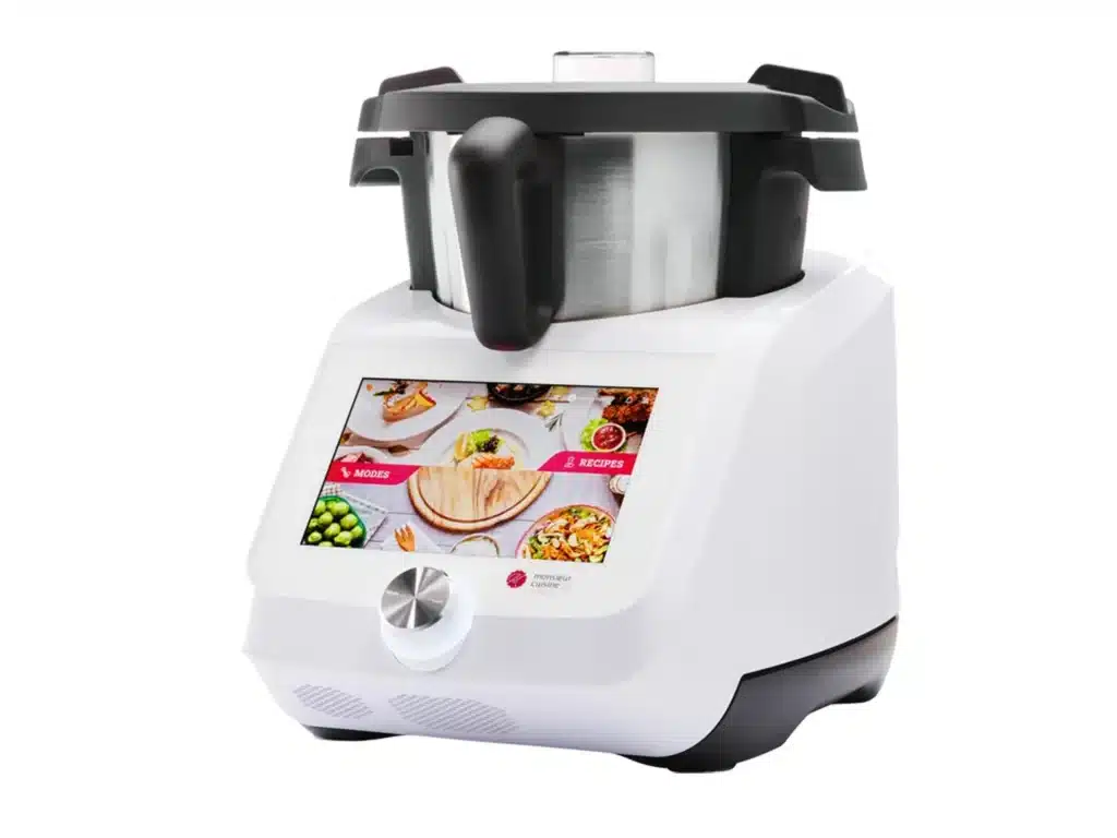 Robot culinaire blanc avec écran coloré.