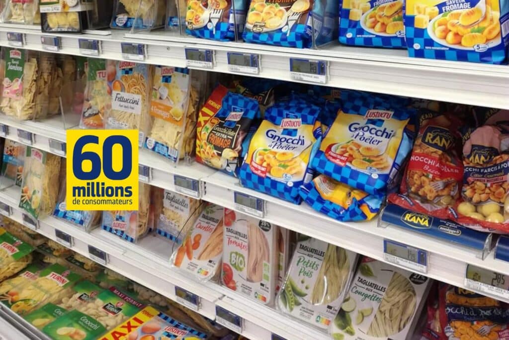 Rayon de pâtes emballées en supermarché.