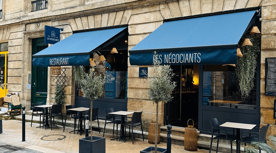 Façade d'un restaurant avec terrasse extérieure.