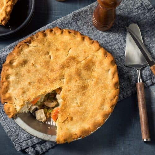 Tourte au poulet avec tranche servie.