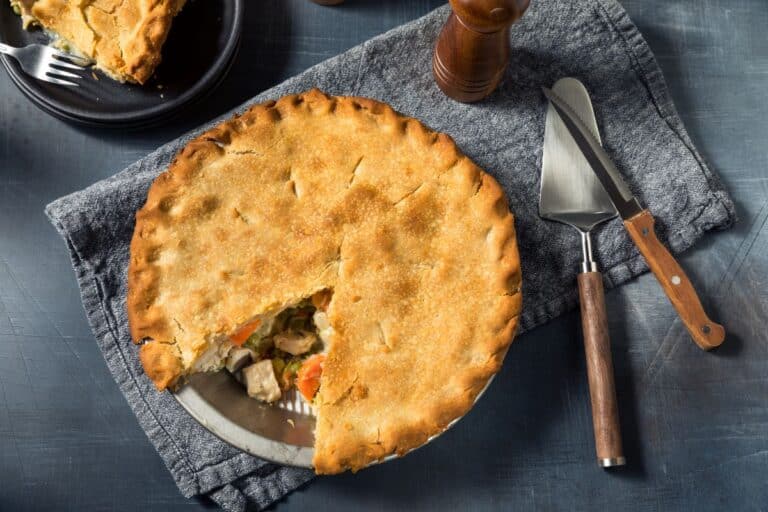 Tourte au poulet avec tranche servie.