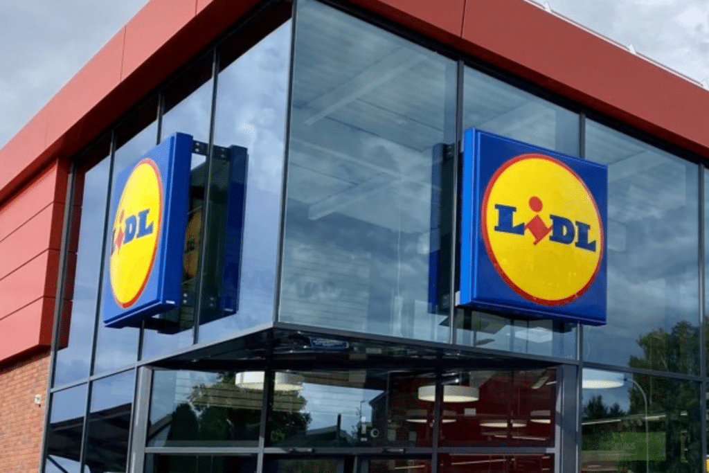 Façade de magasin avec logo.