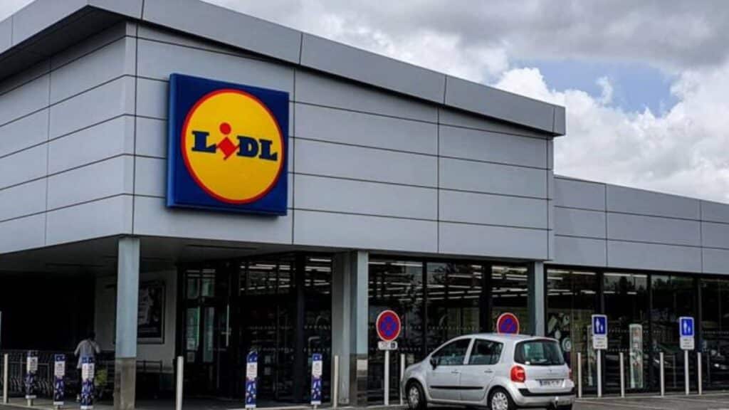 Magasin Lidl avec voiture stationnée devant.