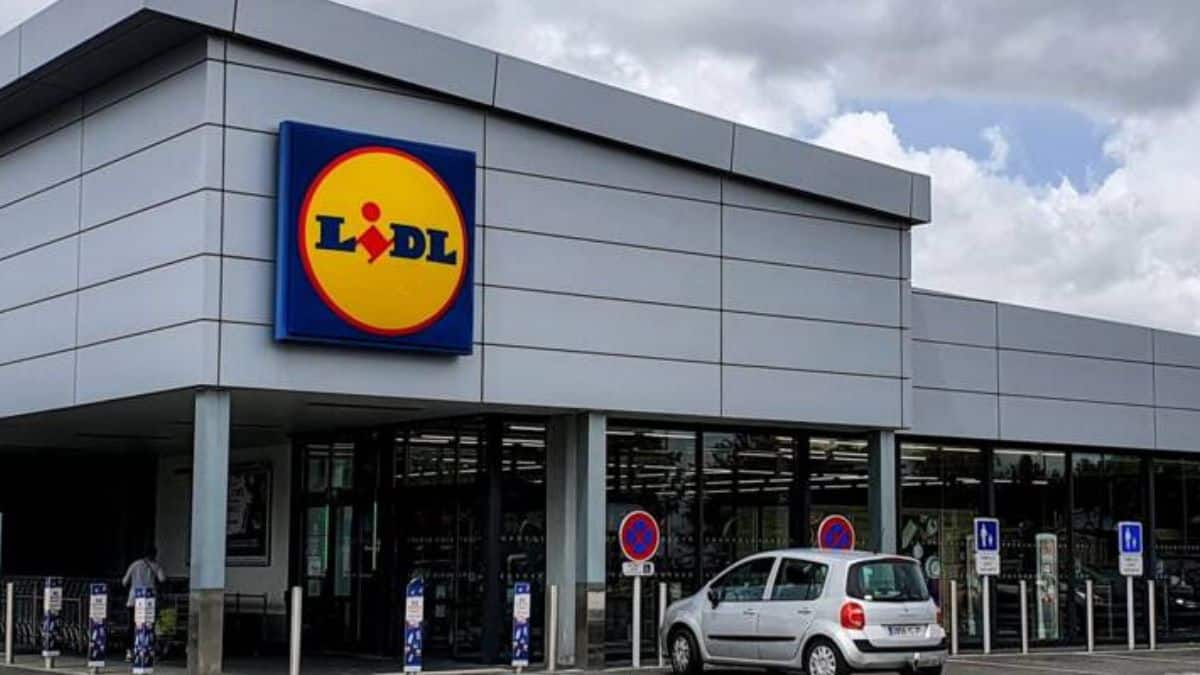Magasin Lidl avec voiture stationnée devant.