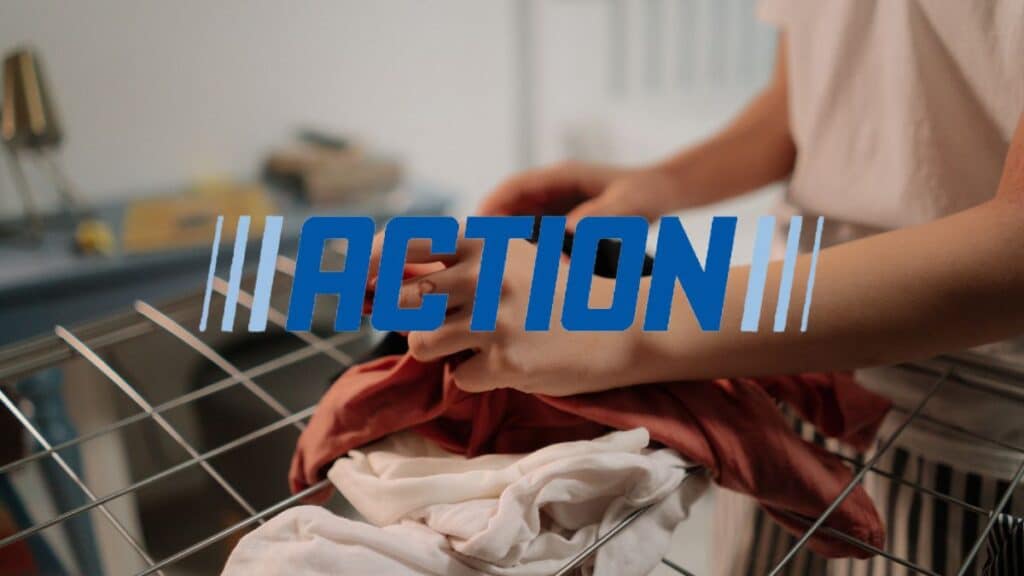 Main pliant des vêtements avec texte ACTION