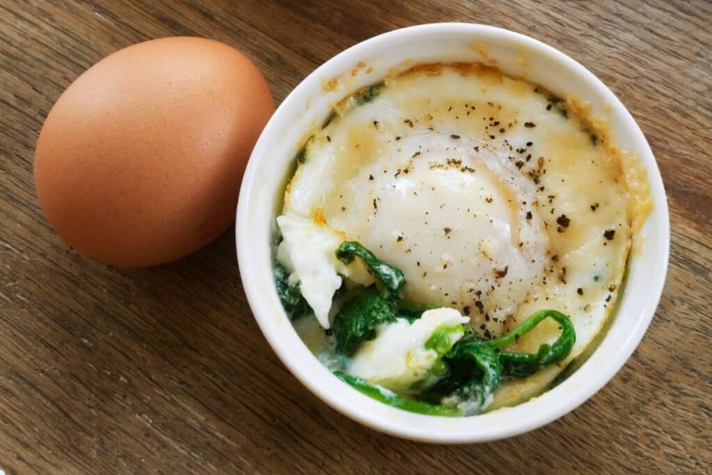 Oeuf cocotte épinards, plat savoureux.
