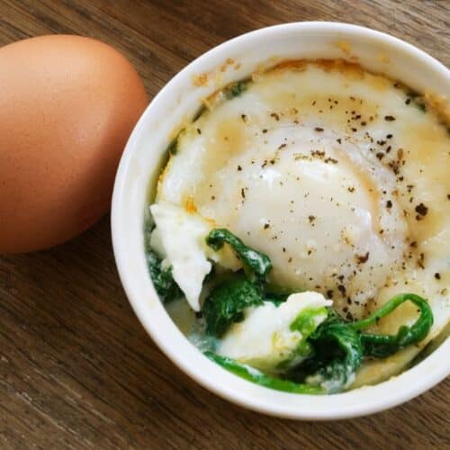Oeuf cocotte épinards, plat savoureux.