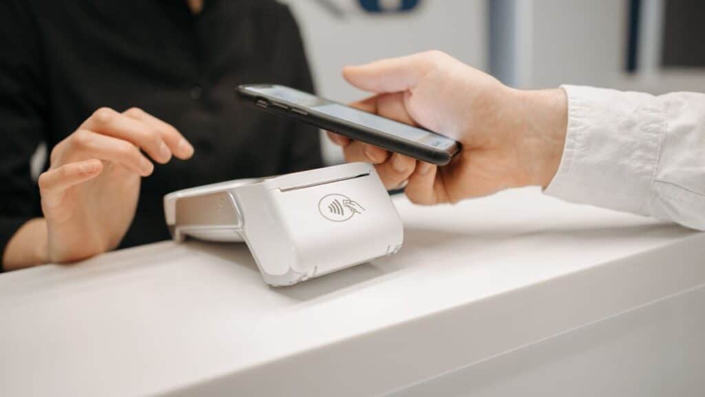 Paiement sans contact avec un smartphone.
