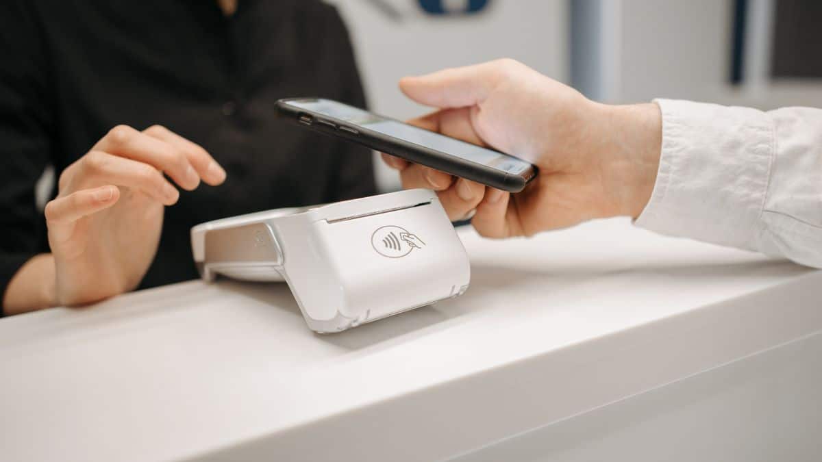 Paiement sans contact avec un smartphone.