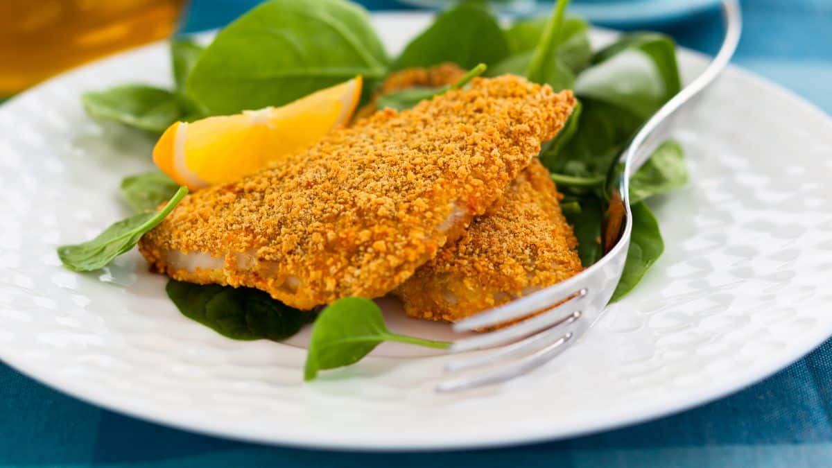 Poisson pané avec épinards et citron.