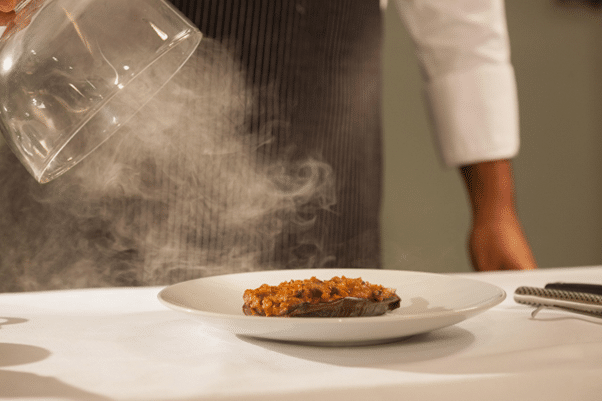 Plat sous cloche retirée avec vapeur