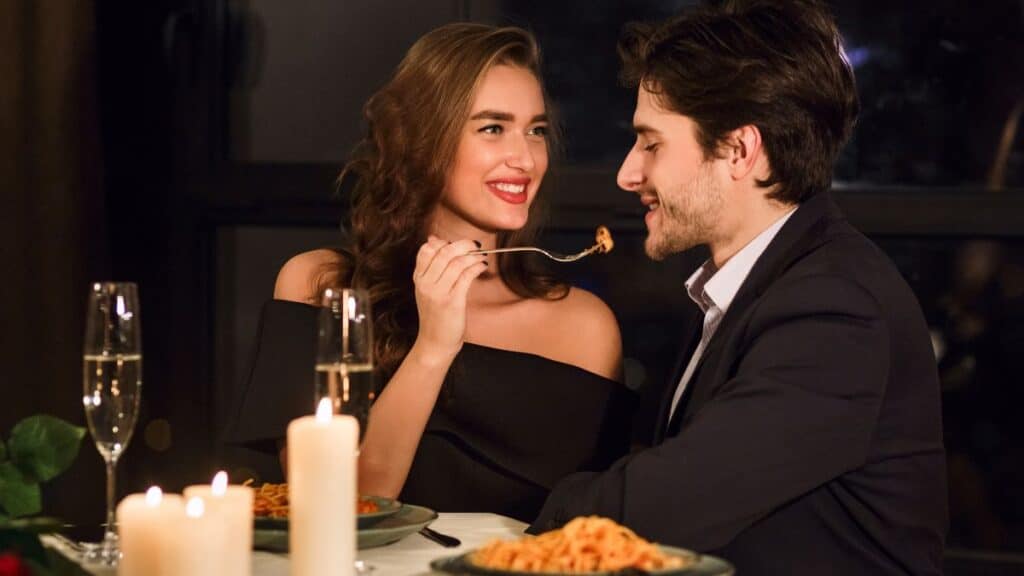 Dîner romantique aux chandelles pour deux.